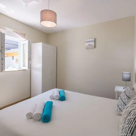 Apartment Lovelystay - Sweet Escape Ii - Backyard *